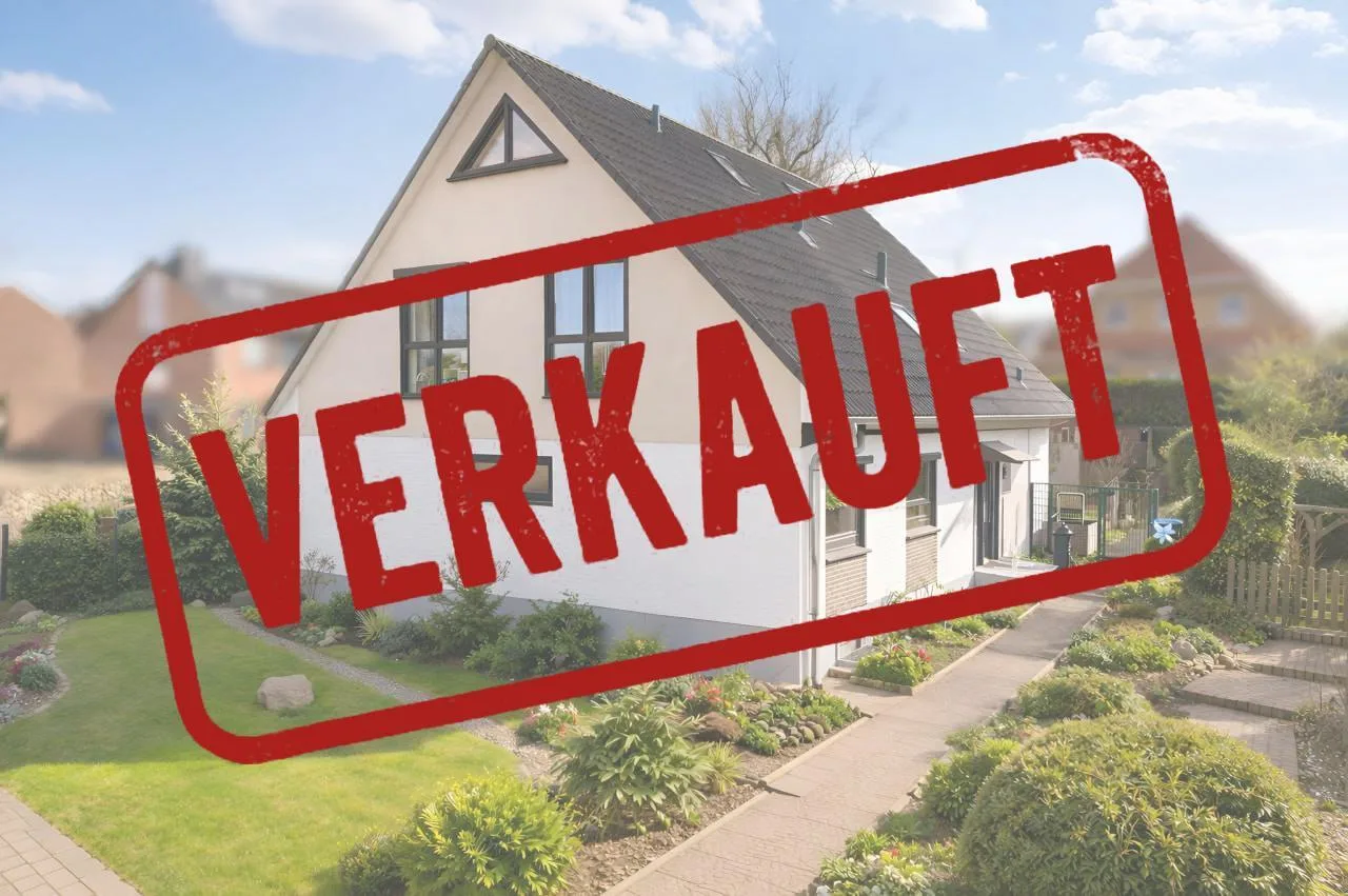 Entdecken Sie dieses großzügige, modernisierte Einfamilienhaus von 1977 mit 10 Zimmern, 9 Schlafzimmern, 3 Bädern und einem großen Garten. Ideal für Familien!
